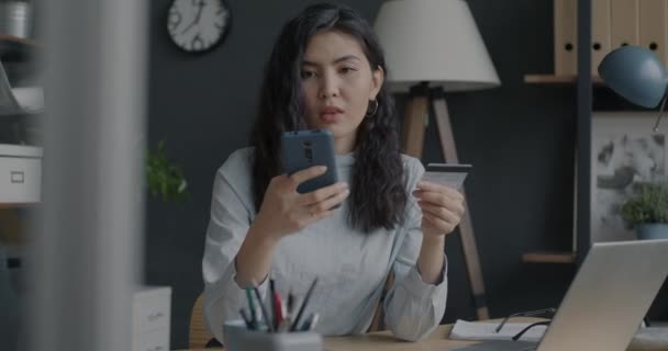 Glada Asiatiska Affärskvinna Betalar Med Smartphone Och Kreditkort Överföra Pengar — Stockvideo
