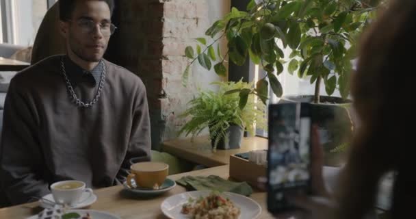 Akıllı Telefon Kamerasına Poz Veren Afrikalı Amerikalı Bir Adamın Yavaş — Stok video