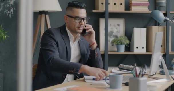 携帯電話で話す意欲的な従業員やオフィスでノートコンサルティングクライアントを書く 現代の技術とコミュニケーションの概念 — ストック動画