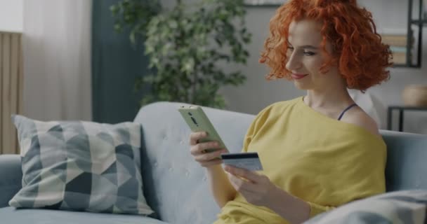 Χαρούμενη Γυναίκα Ψώνια Στο Ηλεκτρονικό Κατάστημα Κάνει Την Πληρωμή Πιστωτική — Αρχείο Βίντεο