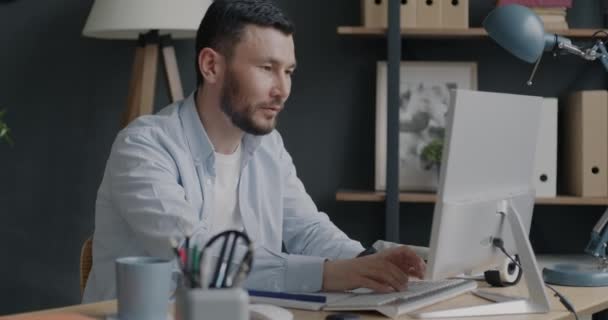 Yorgun Adamının Portresi Bilgisayar Ekranında Çekerken Ofiste Bitkin Hissediyordu Stihdam — Stok video