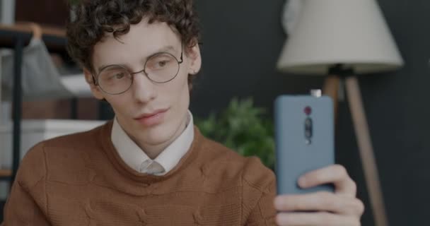 Yaratıcı Genç Adamının Portresi Akıllı Telefon Hareketleriyle Selfie Çekiyor Başparmak — Stok video
