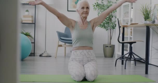 Portrait Femme Âgée Assise Sur Tapis Yoga Méditant Profitant Détente — Video