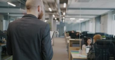 İş adamının koleje el sallayıp evrak okuduğu arka plan görüntüsü. Meslek mesleği ve iş insanları kavramı.