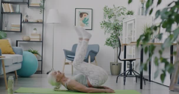 Boční Pohled Ohebnou Seniorku Jak Dělá Jógu Asana Ležící Podložce — Stock video