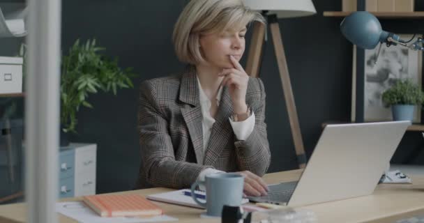 Şkadını Portresi Ofiste Tek Başına Çalışan Dizüstü Bilgisayarla Yazmaya Odaklanmış — Stok video