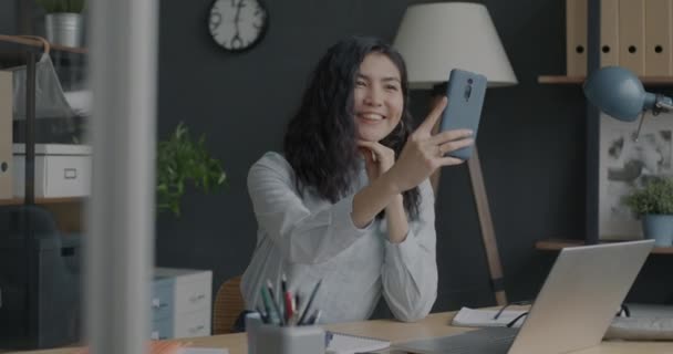 Ofis Odasında Eğlenen Akıllı Telefon Kamerasıyla Selfie Çeken Kaygısız Asyalı — Stok video