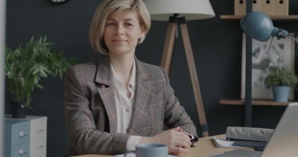 Slow Motion Porträtt Ambitiösa Affärskvinna Formalwear Sitter Vid Skrivbordet Leende — Stockvideo