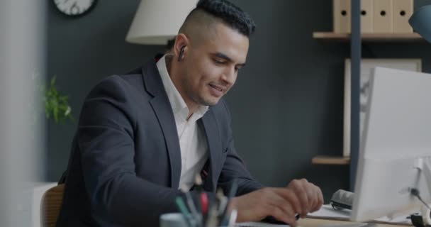 Neşeli Orta Doğulu Adam Müzik Dinleyip Ofiste Bilgisayarla Çalışıyor Pozitif — Stok video