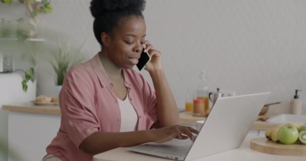 Mujer Negocios Positiva Hablando Por Teléfono Móvil Escribiendo Con Ordenador — Vídeos de Stock