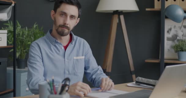 Långsam Rörelse Porträtt Allvarliga Manliga Entreprenör Sitter Vid Skrivbordet Arbetsplatsen — Stockvideo