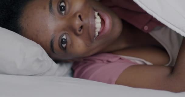 一个快乐的非洲裔美国女人躺在毯子下 躺在床上笑着看着镜头的慢镜头 人与卧室概念 — 图库视频影像