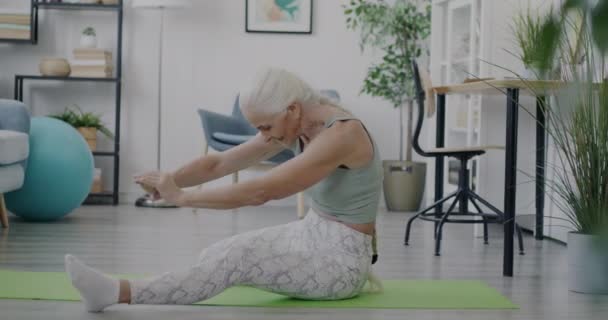 Portrét Bezstarostné Starší Ženy Jak Sedí Podložce Jógy Užívá Individuální — Stock video