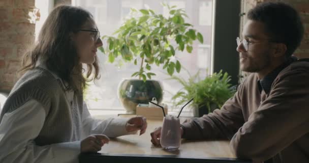 Neşeli Bir Çiftin Konuşması Kafedeki Bir Bardaktan Milkshake Içmesi Lişki — Stok video