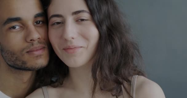 Primer Plano Feliz Pareja Joven Frotando Mejillas Expresando Amor Afecto — Vídeo de stock