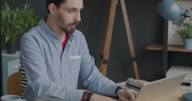 Ofis çalışanının portresi bilgisayarla yazarken iş yerindeki internet iletişimiyle meşgul. Hesaplama ve iş geliştirme kavramı.