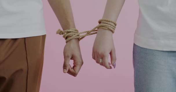 Close Hands Man Woman Tied Rope Moving Relationship Crisis Pink — Stok Video