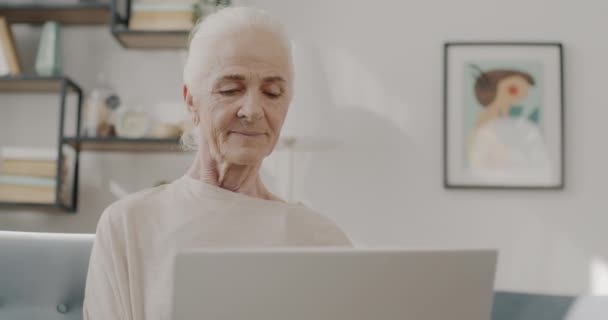 Szczęśliwa Emerytka Pomocą Laptopa Websurfing Korzystających Treści Online Mieszkaniu Nowoczesna — Wideo stockowe