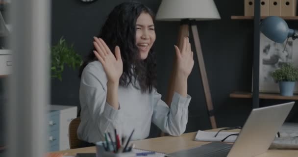 Yerinde Eğlenen Asyalı Kadınının Yavaş Çekimde Dans Etmesi Gençlik Modern — Stok video