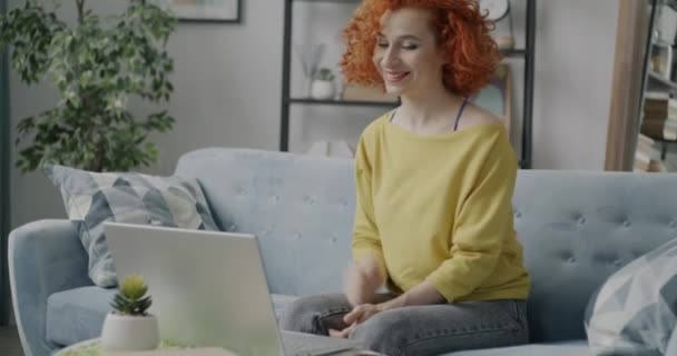 Güzel Kızıl Saçlı Kadının Portresi Çevrimiçi Video Konuşmasından Zevk Alıyor — Stok video