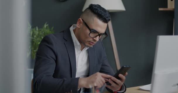 Porträtt Mellanöstern Entreprenör Som Arbetar Med Smartphone Och Dator Sitter — Stockvideo