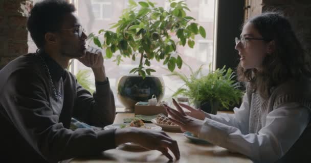 Heureux Jeune Couple Boire Café Bavarder Relaxant Dans Café Profiter — Video