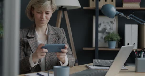 Akıllı Telefonlu Video Oyunu Oynayan Neşeli Genç Kadını Ofiste Tatilin — Stok video
