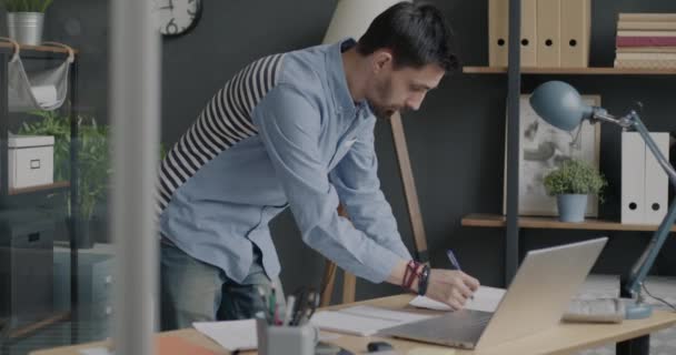 Retrato Homem Negócios Trabalhando Com Documentos Usando Laptop Concentrado Papelada — Vídeo de Stock