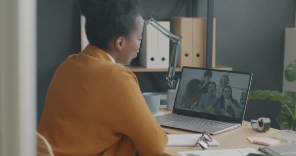 Multikulturní Skupina Podnikatelek Diskutuje Práci Během Virtuálního Setkání Notebookem Kanceláři — Stock video