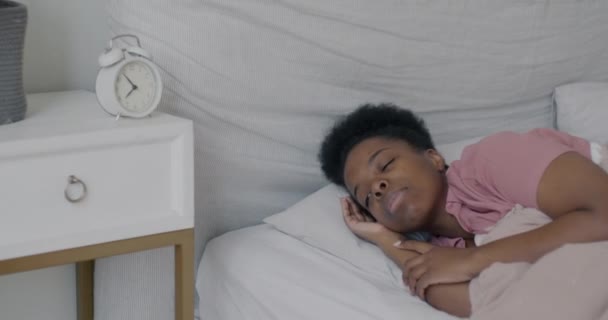 美丽的非洲裔美国学生在床上睡觉的慢动作肖像 然后醒来 关掉家里床上的闹钟 早上和人的概念 — 图库视频影像