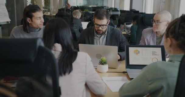 Разнообразная Группа Бизнесменов Использующих Ноутбуки Обсуждающих Мозговой Штурм Столом Офисе — стоковое видео