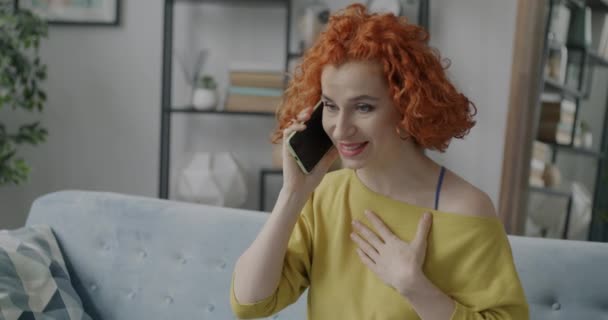 Retrato Una Hermosa Joven Hablando Teléfono Móvil Sentado Sofá Apartamento — Vídeo de stock