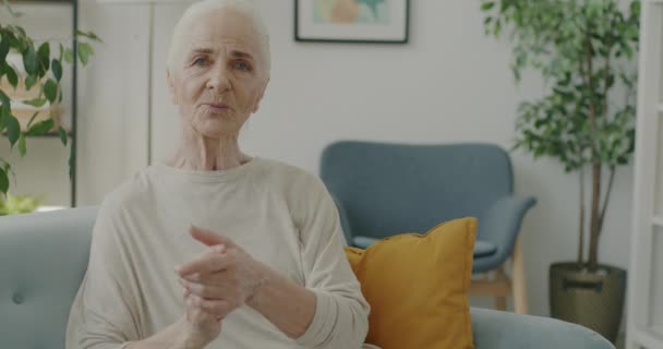 Portrett Pensjonert Dame Som Snakker Gestikulerer Med Glede Nettvideosamtale Hjemme – stockvideo