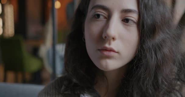 Slow Motion Portret Van Pensive Jonge Dame Met Golvend Haar — Stockvideo