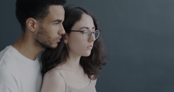 男人和女人的慢动作肖像 严肃的脸紧靠着灰色背景站在一起 关系和人类情感概念 — 图库视频影像