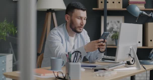 Πορτρέτο Του Biracial Επιχειρηματίας Χρησιμοποιώντας Smart Phone Messaging Κάθεται Στο — Αρχείο Βίντεο