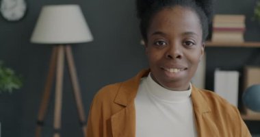 Formalite içinde gülümseyen ve iş yerinde kameraya bakan güzel bir bayan portresi. Başarılı insanlar ve olumlu duygu kavramı.