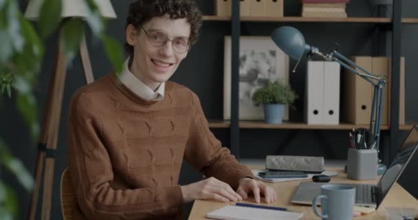 Slow Motion Portret Van Vrolijke Kantoormedewerker Zittend Aan Bureau Glimlachend — Stockvideo