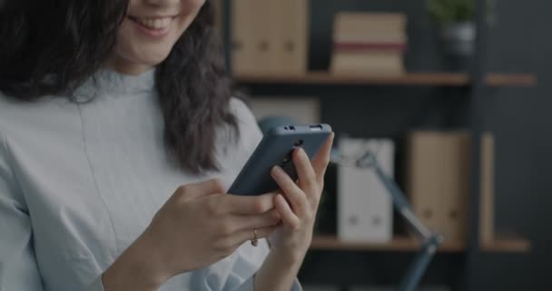 Giyimli Asyalı Kadınının Akıllı Telefonuyla Mesajlaşması Ofiste Gülümsemesi Nsanlar Mobil — Stok video