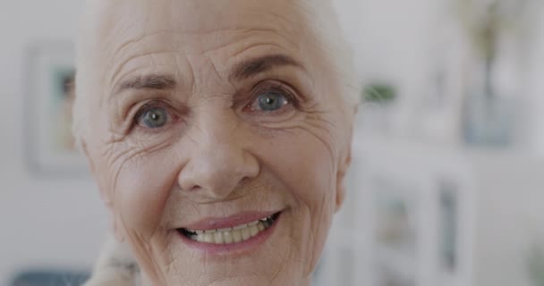 Närbild Slow Motion Porträtt Lycklig Pensionerad Kvinna Med Vackra Flätor — Stockvideo