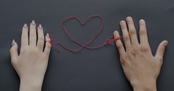 Zbliżenie Rąk Mężczyzna Kobieta Związani Nitką Kształcie Serca Oddzielającą Się — Wideo stockowe