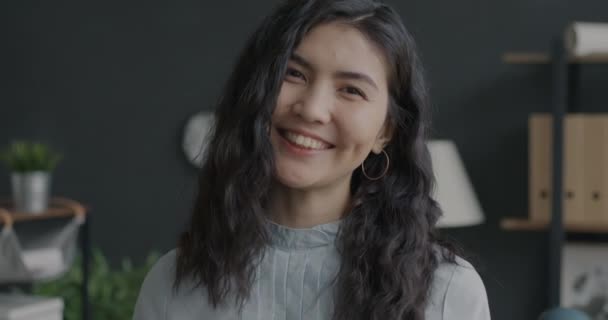 Портрет Веселой Молодой Женщины Смотрящей Камеру Счастливой Улыбкой Стоящей Офисе — стоковое видео