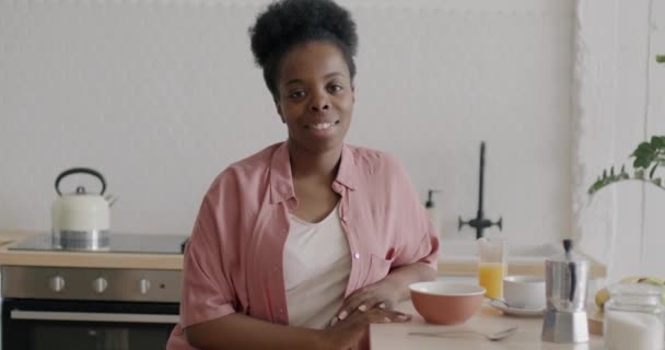 Portrait Ralenti Une Femme Afro Américaine Mignonne Assise Table Avec — Video