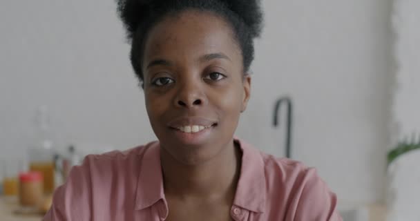 Retrato Cámara Lenta Alegre Dama Afroamericana Sonriendo Interior Una Acogedora — Vídeos de Stock