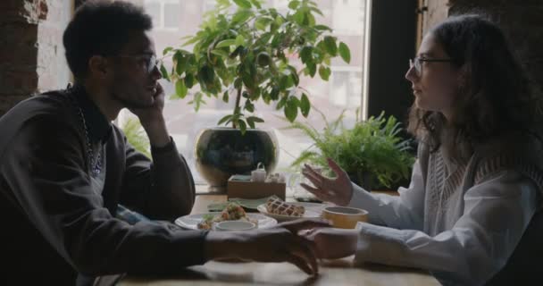 Feliz Pareja Birracial Hablando Riendo Tomándose Mano Sentados Cafetería Juntos — Vídeos de Stock