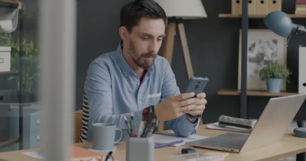 Πορτρέτο Του Επιχειρηματία Χρησιμοποιώντας Smartphone Επικοινωνία Τους Πελάτες Απευθείας Σύνδεση — Αρχείο Βίντεο