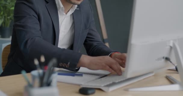 Çok Çalışan Orta Doğulu Bir Adam Bilgisayar Daktilo Kullanıyor Sonra — Stok video