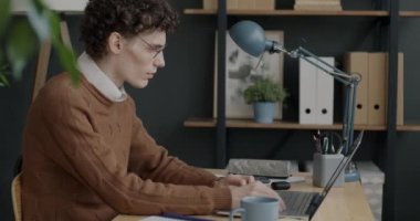 Sadece ofis işlerine odaklanmış başarılı bir iş adamı dizüstü bilgisayarla çalışıyor. Modern teknoloji ve iş insanları kavramı.