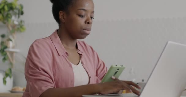 Afro Américaine Utilisant Smartphone Ordinateur Portable Tapant Travailler Avec Technologie — Video