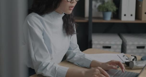 Элегантный Азиатский Офисный Работник Помощью Ноутбука Печатают Трогательные Очки Столе — стоковое видео
